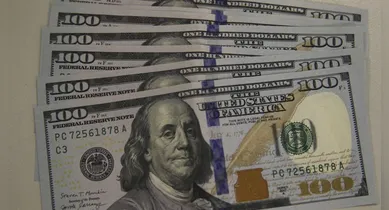 Imagem ilustrativa da notícia: Após dias seguidos de alta, dólar cai e fecha em R$ 5,53