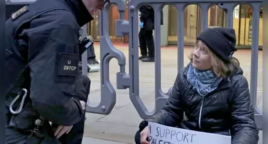 Imagem ilustrativa da notícia: Greta Thunberg é presa no Reino Unido durante protesto