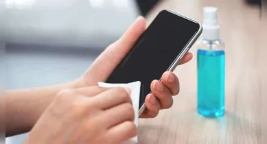 Imagem ilustrativa da notícia: Veja cinco itens de limpeza que você nunca deve usar no celular
