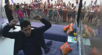 Imagem ilustrativa da notícia: Marcel anuncia ao vivo que vai seguir na Casa de Vidro do BBB 26