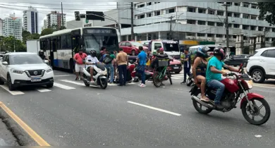 Imagem ilustrativa da notícia: Motociclista fica ferida em acidente na Almirante Barroso