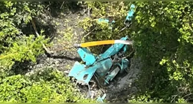 Imagem ilustrativa da notícia: Três pessoas morrem em que queda de helicóptero em área de mata no Rio