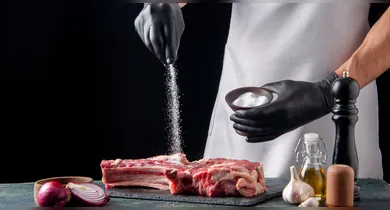 Imagem ilustrativa da notícia: Sal no carvão? Descubra o truque que ajuda a controlar o fogo do churrasco