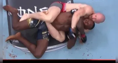 Imagem ilustrativa da notícia: VÍDEO: Adesanya é nocauteado por Pyfer e amplia má fase no UFC