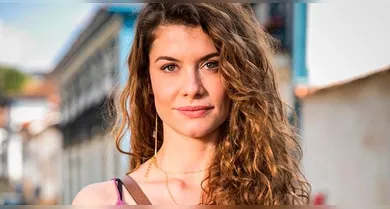 Imagem ilustrativa da notícia: Alinne Moraes posa de maiô transparente e web vai à loucura