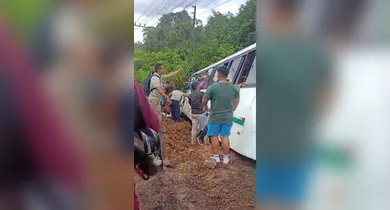 Imagem ilustrativa da notícia: Moju-Abaetetuba: ônibus com 44 passageiros tomba na estrada