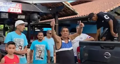 Imagem ilustrativa da notícia: Zeca Pagodinho distribui ovos de Páscoa para comunidade em Xerém