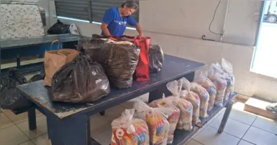 Equipes da Defesa Civil organizam doações na Aldeia Amazônica, em Belém, para atender famílias atingidas pelas chuvas intensas.