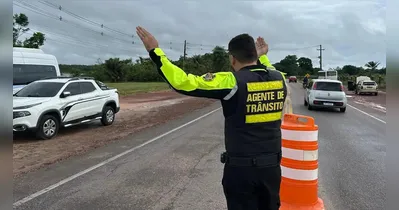 Em abordagens no pórtico de entrada, condutores são orientados sobre álcool e direção, uso do capacete e outros fatores de risco