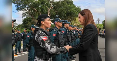 Governadora Hana cumprimenta policial que atuou na Operação ’Escudo Feminino’.