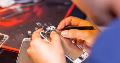 O suspeito teria se aproveitado da relação de confiança com a vítima para acessar os aplicativos bancários