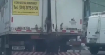 Crime foi flagrado pelas câmeras de ocupantes de outro veículo