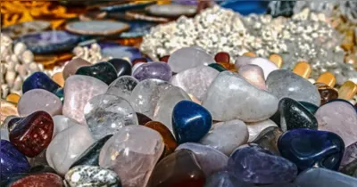 Saiba como pedras e cores podem transformar sua energia em 2026.