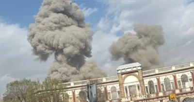 Nuvem de fumaça registrada no centro de Teerã após explosões na madrugada deste sábado; operação foi confirmada por autoridades de Israel e dos Estados Unidos.