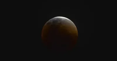 O eclipse começa às 5h44 (horário de Brasília), quando a Lua entra na penumbra da Terra.