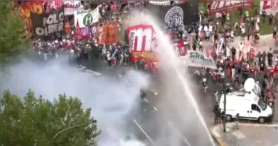 A sessão ocorreu enquanto manifestantes se concentravam nas imediações do Congresso, em Buenos Aires