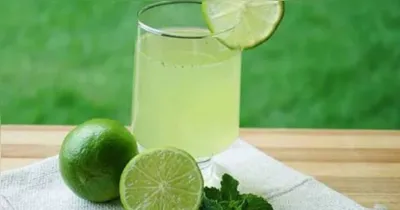 O suco de limão preparado apenas com a fruta e água possui baixo teor de carboidrato quando comparado a sucos de frutas mais doces.