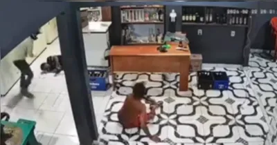 Imagens de câmeras de segurança mostram o momento em que o empresário estava atrás do balcão atendendo um cliente.