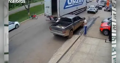 Câmera flagra momento em que porta de caminhão baú atinge homem em Parauapebas.