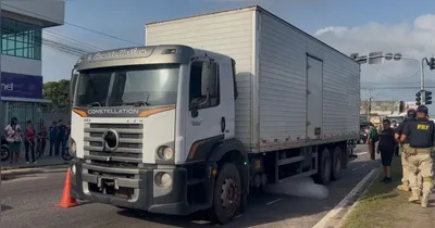 O veículo de carga passou por cima do ciclista e da bicicleta.