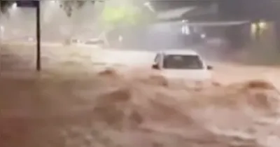 Carro é levado pela enxurrada durante chuva intensa em Santarém na última quinta-feira (19).