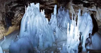 Caverna de Scărișoara, na Romênia, onde pesquisadores isolaram a bactéria Psychrobacter SC65A.3 em um núcleo de gelo com cerca de 5 mil anos