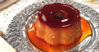 Antes de servir, a receita pode ser finalizada com biscoitos triturados ou nozes picadas, para quem quiser caprichar na apresentação.