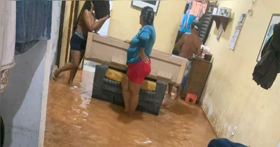 Casas foram invadidas pelas águas da chuva e moradores tiveram de levantas os móveis