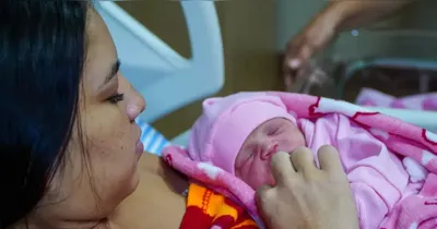 A pequena  Ayla é o primeiro bebê a nascer no recomeço da maternidade