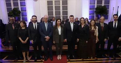 O novo presidente entre a mandatária anterior e a governadora Hana Ghassan Tuma