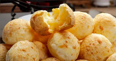 Com apenas cinco ingredientes, o preparo leva cerca de 40 minutos no forno e resulta em bolinhas macias e saborosas.