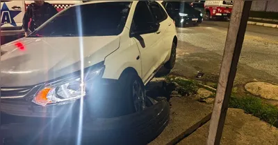 A verificação no sistema revelou que o Chevrolet Ônix circulava com placa clonada. O carro havia sido roubado no bairro Batista Campos há aproximadamente 15 dias.