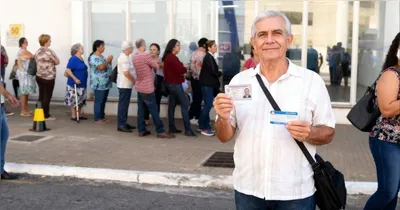 Para ter acesso aos benefícios, é necessário comprovar idade com documento oficial e, em alguns casos, apresentar comprovantes de renda, residência ou cadastro no CadÚnico.