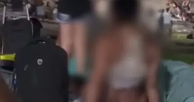 Casal não se intimidou com as pessoas na praia