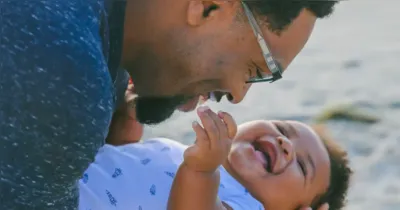 Nova lei amplia licença-paternidade no Brasil de forma gradual e cria o salário-paternidade.