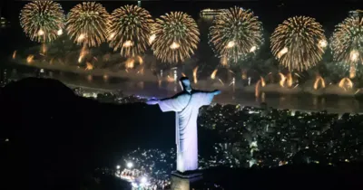 Mais de 2,6 milhões de pessoas ocuparam a orla de Copacabana para assistir aos shows e à tradicional queima de fogos que marcou a virada do ano no Réveillon do Rio.