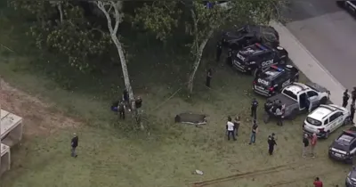 Bolsa de viagem com partes de um corpo esquartejado foi encontrada por trabalhadores em um córrego no bairro de Parelheiros, na zona sul de São Paulo.