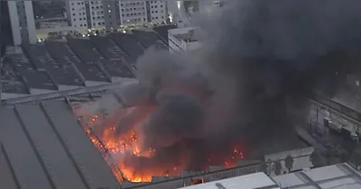 O telhado do prédio desabou durante o incêndio.