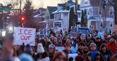 Manifestantes tomam as ruas de Minneapolis e de outras cidades dos EUA em protesto contra a política migratória do governo Trump após a morte de Renee Nicole Good em ação do ICE.