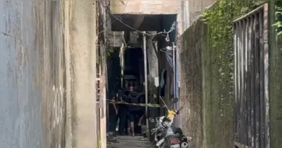 Moradores da área localizaram o corpo após perceberem a ausência da vítima ao longo do dia e decidirem verificar a residência.