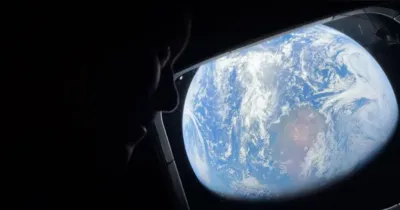 Cápsula Orion, da missão Artemis II, inicia manobras finais para reentrada na atmosfera antes do pouso no Oceano Pacífico.