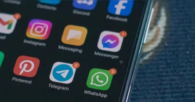 Elon Musk amplia o escopo do X ao lançar uma plataforma de mensagens integrada, movimento que acirra a disputa com WhatsApp e Telegram no mercado global de conversas privadas.