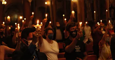A cerimônia tem início em ambiente externo, no escuro, ao redor de uma fogueira, onde acende-se o Círio Pascal, simbolizando o Cristo como Luz do mundo.