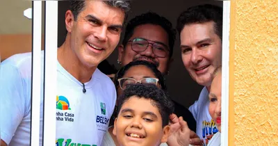 O governador do Pará, Hélder Barbalho, e o ministro das Cidades, Jader Filho, visitam o apartamento entregue à família Yamaguchi durante a entrega de unidades do programa Minha Casa, Minha Vida no Residencial Viver Pratinha, em Belém.