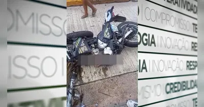 Imagens que circulam nas redes sociais mostram a motocicleta completamente destruída após o impacto.
