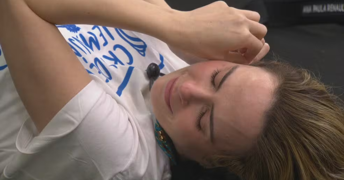 Deitada no quarto do desafio, Ana Paula Renault chora ao trocar os piercings e decidir não participar da Festa da Líder.
