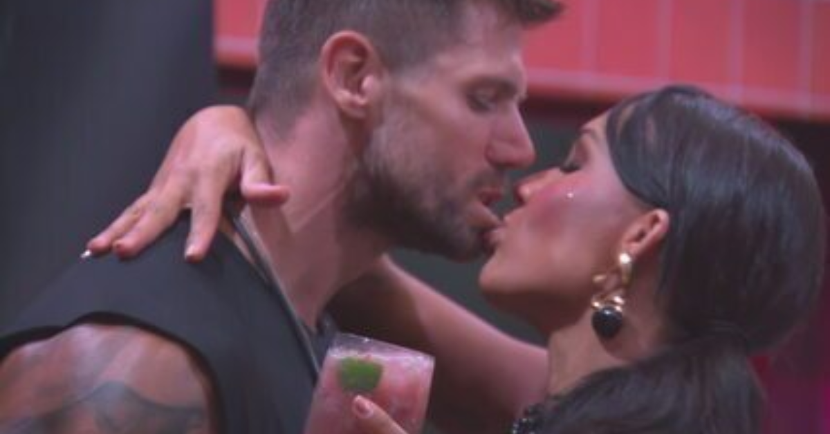 Jonas e Maxiane se beijam durante a Festa da Líder, sob olhares atentos e incentivo dos colegas de confinamento.