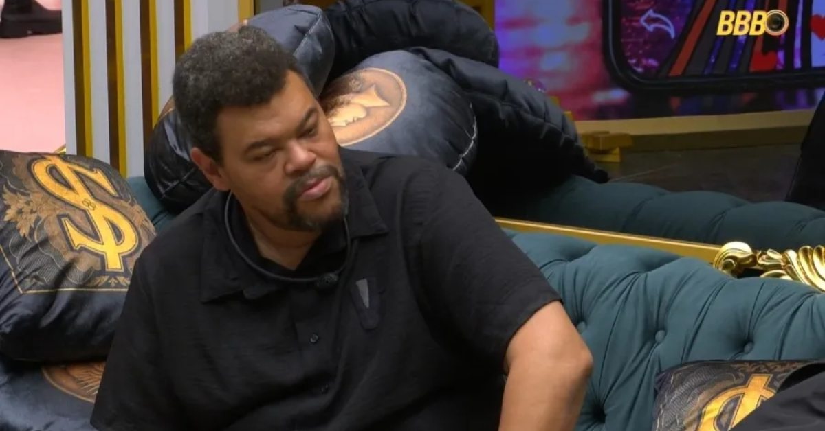 Em conversa descontraída na casa, Babu Santana comenta como o confinamento muda até hábitos simples do dia a dia.