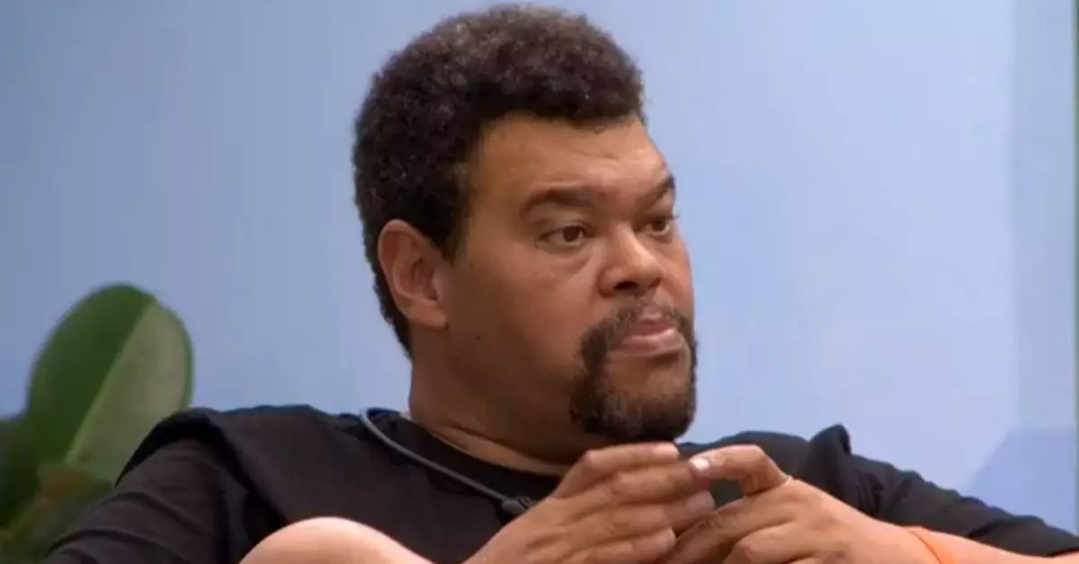 Babu Santana provoca tensão no BBB 26 ao cozinhar apenas para aliados, gerando debates acalorados e redefinindo alianças em meio à escassez de alimentos.