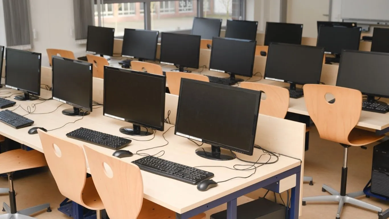 Imagem ilustrativa da notícia: Brasil ultrapassa 100 mil escolas públicas com internet gratuita